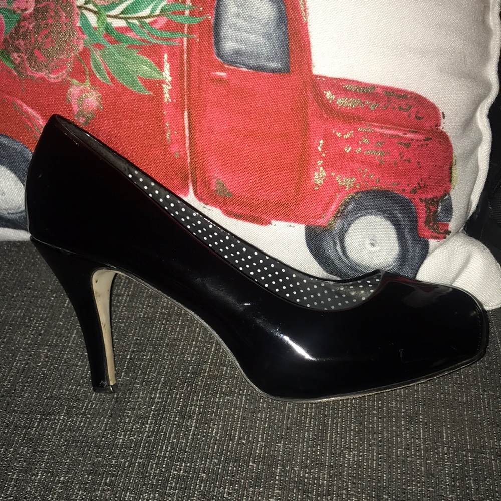 Shiny Black Pumps